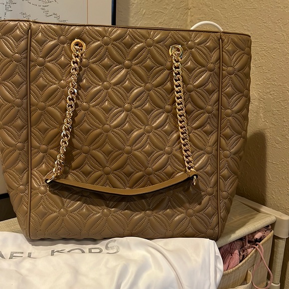 Michael Kors quilted Large Blaire North/South Chain Tote in beige - Picture 3 of 14